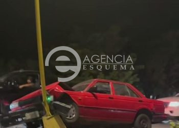 Automovilista choca contra un poste de energía eléctrica en Mugica