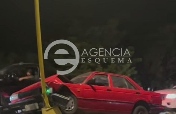 Automovilista choca contra un poste de energía eléctrica en Mugica