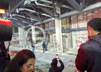 Jóvenes vandalizan estaciones del Teleférico en Uruapan y se enfrentan con policías; exigen justicia para alcalde Carlos Manzo