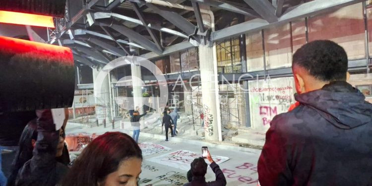 Jóvenes vandalizan estaciones del Teleférico en Uruapan y se enfrentan con policías; exigen justicia para alcalde Carlos Manzo