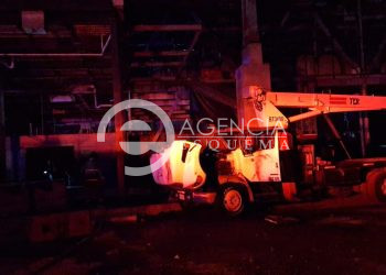 Desconocidos queman una grúa en la estación del Teleférico de la Presidencia Municipal de Uruapan