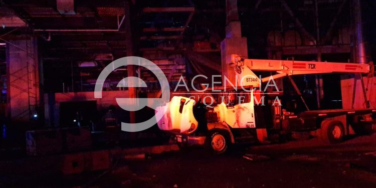 Desconocidos queman una grúa en la estación del Teleférico de la Presidencia Municipal de Uruapan