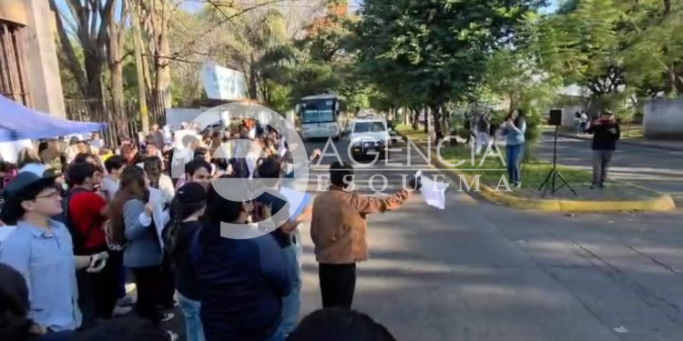 Con plantones y bloqueos carreteros, continúan protestas por el crimen del alcalde Carlos Manzo