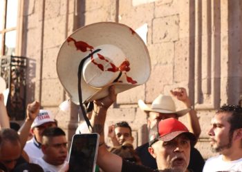 Ciudadanos se manifiestan en Morelia por el asesinato del alcalde de Uruapan, Carlos Manzo