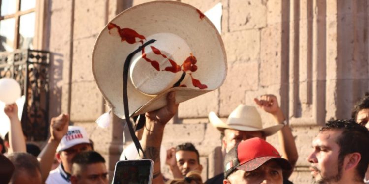 Ciudadanos se manifiestan en Morelia por el asesinato del alcalde de Uruapan, Carlos Manzo